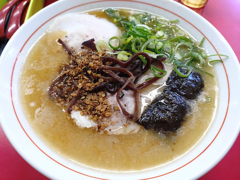 きくらげ、チャーシュー、青ねぎ、にんにくチップをのせた豚骨ラーメン