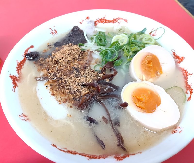 半分に切った煮たまご二つと、にんにくチップをのせたラーメン
