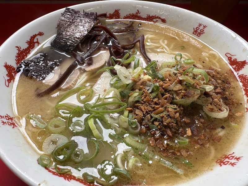 青ねぎをたっぷりのせた、きくらげとチャーシューの豚骨ラーメン