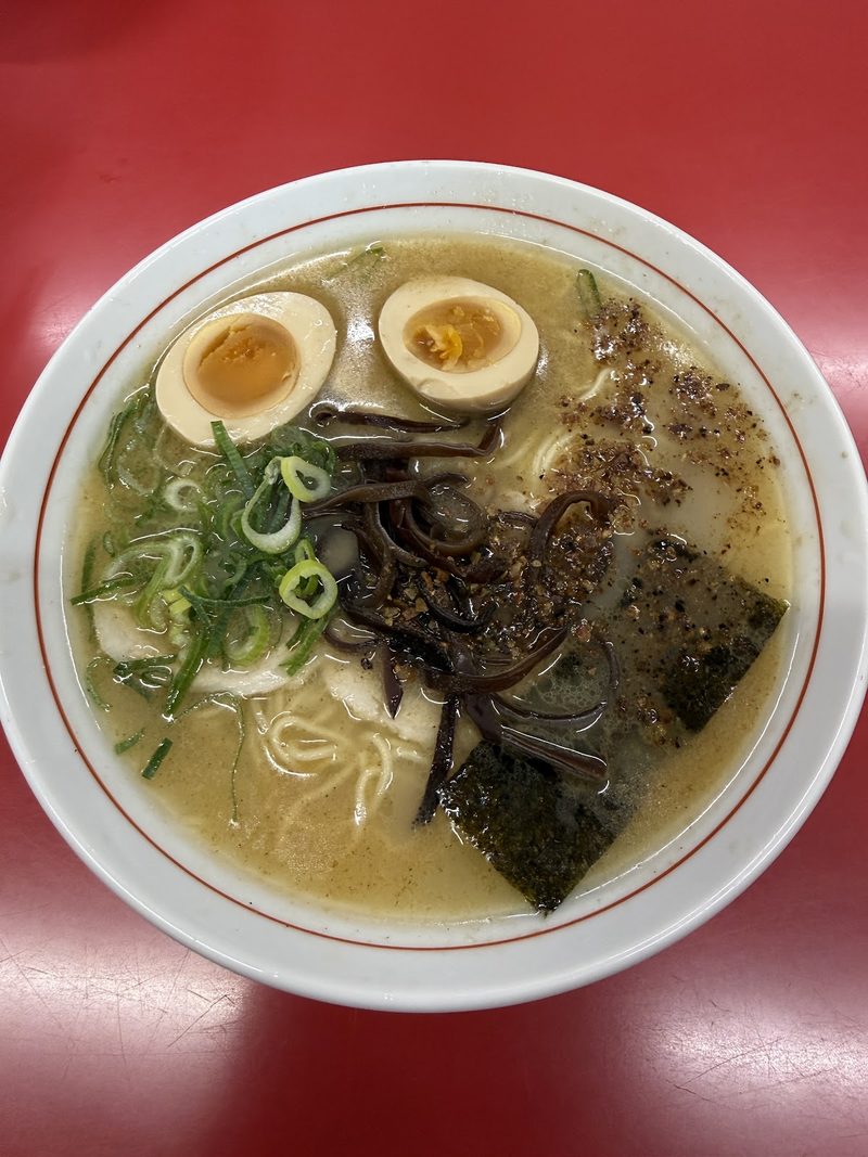 上から見た、煮たまごと海苔、青ねぎのラーメン