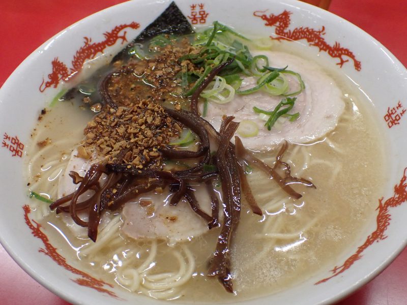 細く切ったきくらげとにんにくチップ、チャーシューをのせた豚骨ラーメン