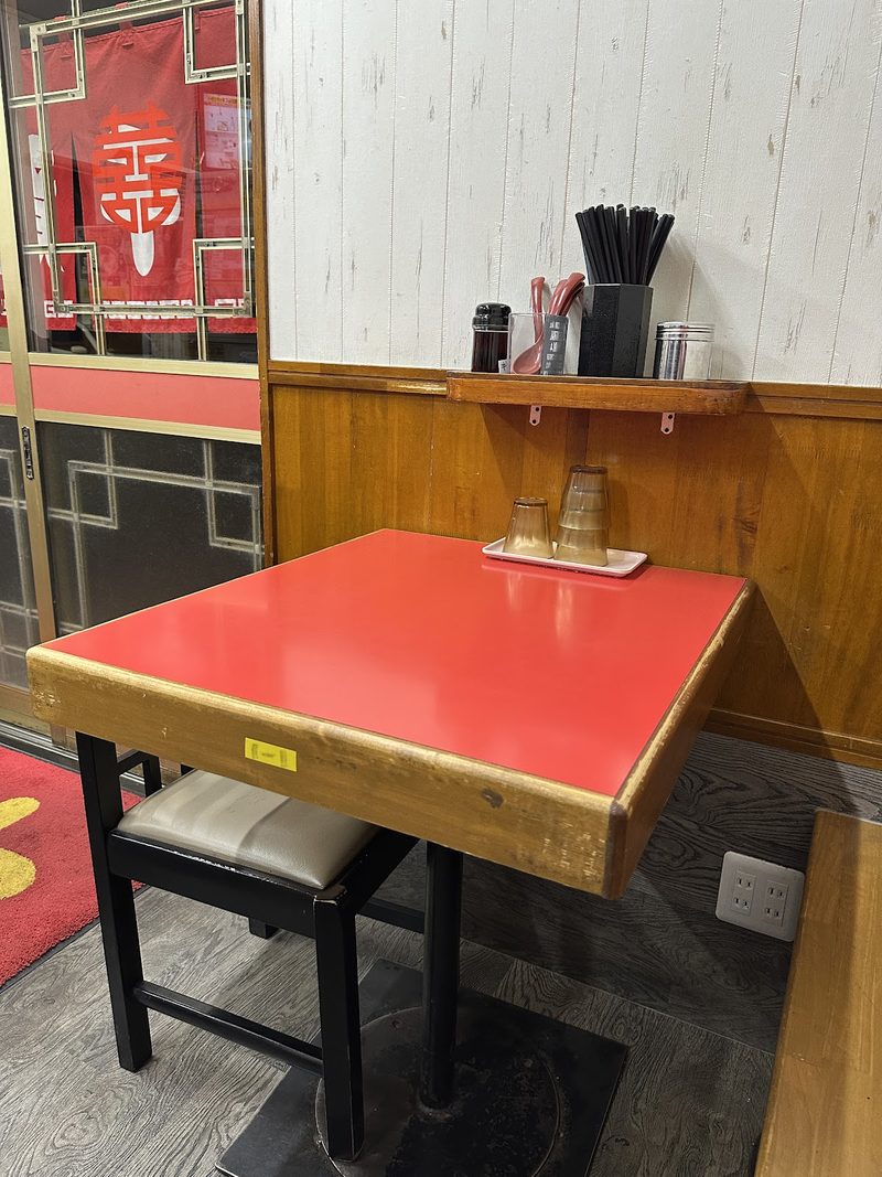 店内の赤いテーブルと椅子