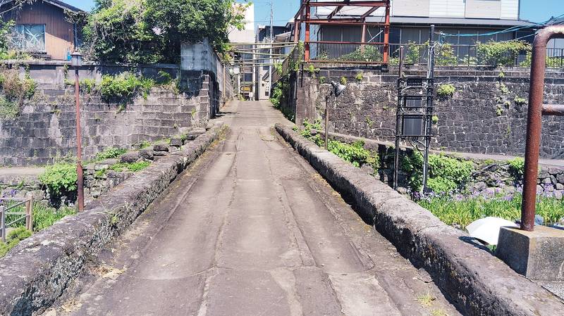 石垣にはさまれて、まっすぐのびる石の小道